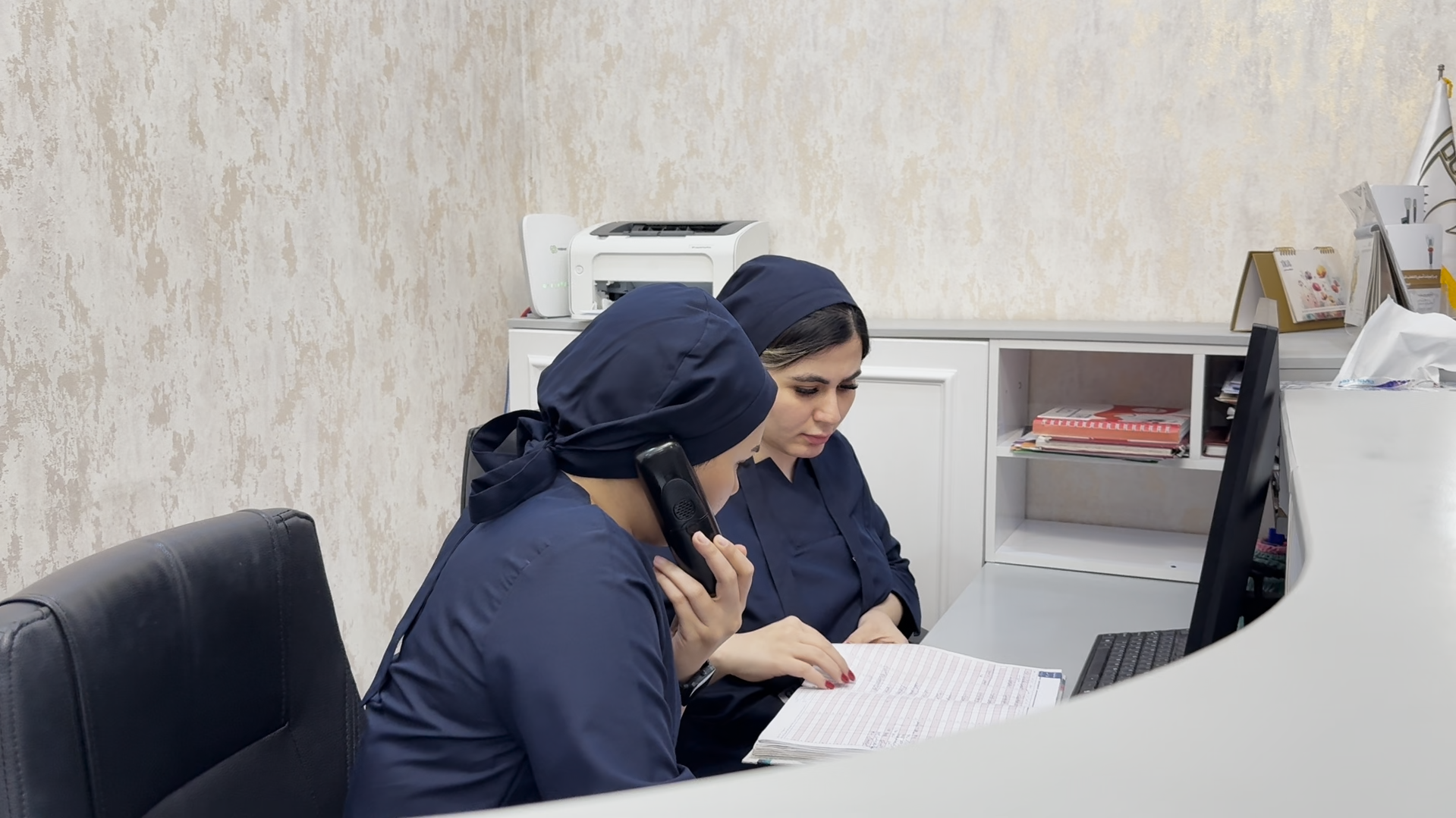 پاسخگویی منشی‌های کلینیک دندانپزشکی دورنیکا به بیماران