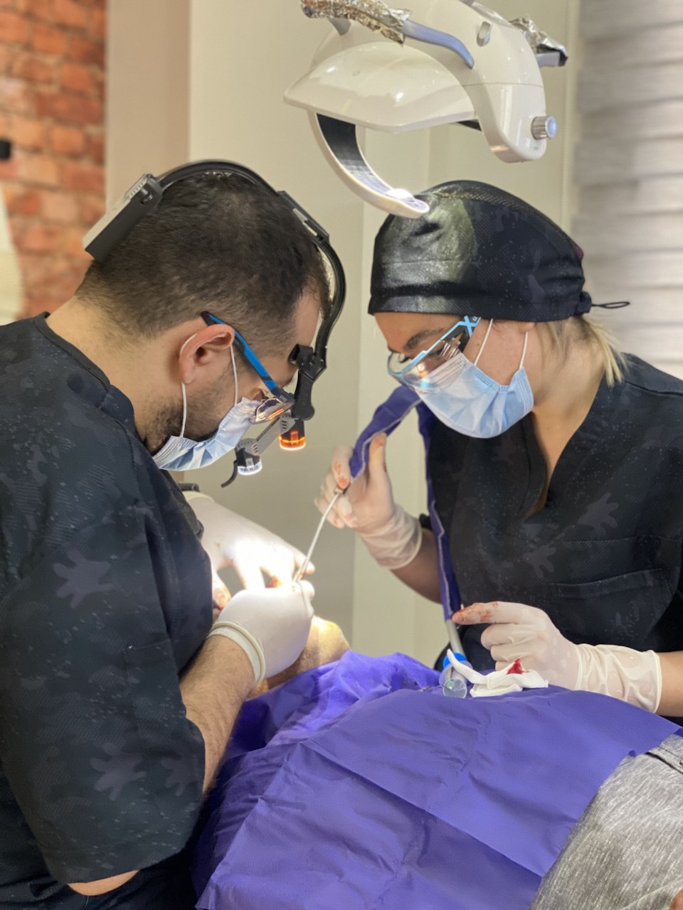 دکتر دورنیکا در حال درمان بیمار در اتاق مجهز کلینیک